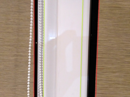 Красная линия - фактическая ширина шторы из магазина. Зеленая - классическая ширина, по краям штапика. Черная полоса это стекло (вечерний снимок), фактическия засвет днем.