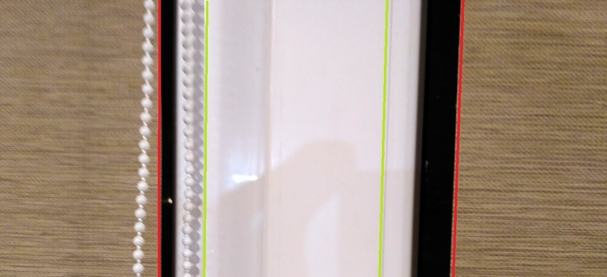 Красная линия - фактическая ширина шторы из магазина. Зеленая - классическая ширина, по краям штапика. Черная полоса это стекло (вечерний снимок), фактический засвет днем.